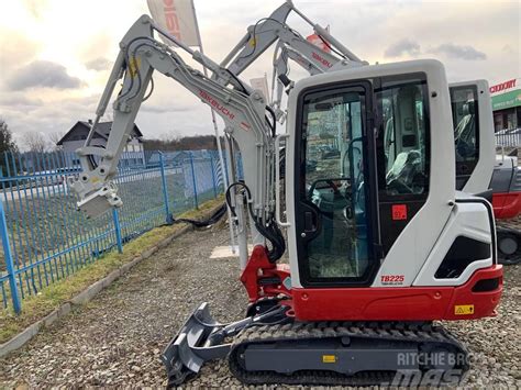 takeuchi tb225 oil level